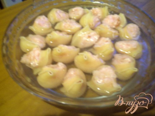 Лумакони с куриным фаршем, запечёные под соусом "Бешамель" Лумакони с куриным фаршем, запечёные под соусом "Бешамель"