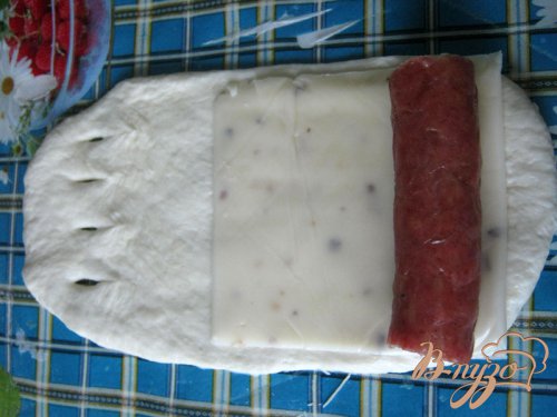 Трубочки с сыром и копчёными колбасками. Трубочки с сыром и копчёными колбасками.