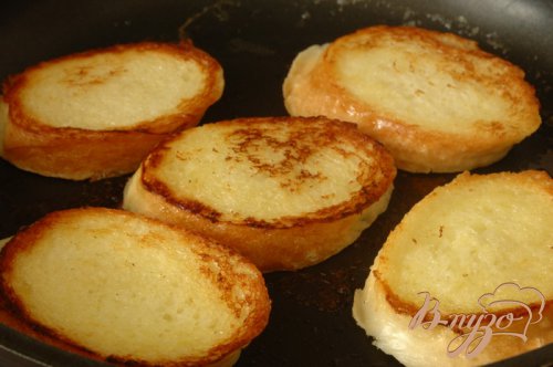 Гренки с клубникой и мятой Гренки с клубникой и мятой