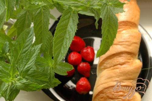 Гренки с клубникой и мятой Гренки с клубникой и мятой
