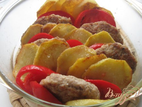 Шницели, запеченные с картофелем и помидорами по-турецки Шницели, запеченные с картофелем и помидорами по-турецки
