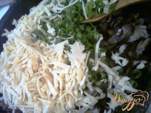 Чебуреки с грибами, сыром и зеленым луком. Чебуреки с грибами, сыром и зеленым луком.