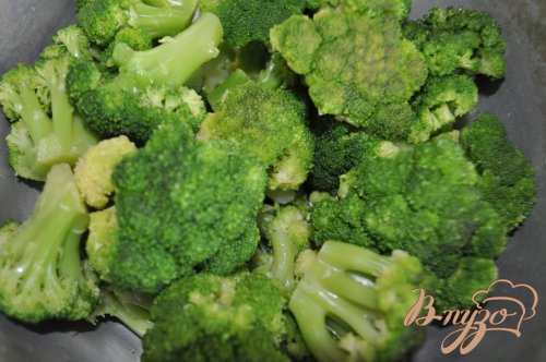 Закусочный пирог с брокколи,креветками и пармезаном. Закусочный пирог с брокколи,креветками и пармезаном.