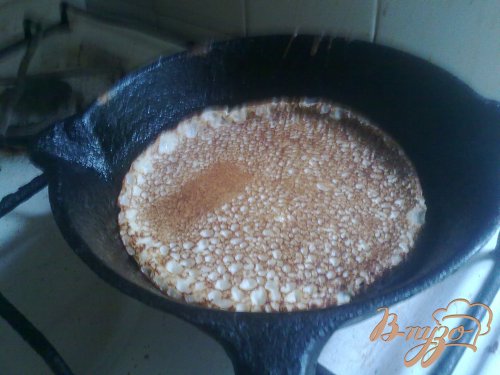 Ржаные блинчики с соусом из зелёного лука, кинзы, сметаны и красной икры Ржаные блинчики с соусом из зелёного лука, кинзы, сметаны и красной икры