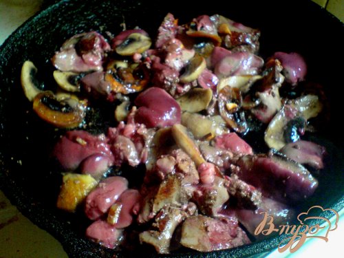 Теплый салат с куриной печенью и шампиньонами Теплый салат с куриной печенью и шампиньонами
