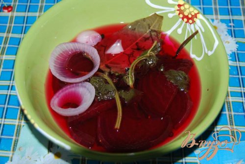 Салат из маринованной свеклы и фетаксы. Салат из маринованной свеклы и фетаксы.