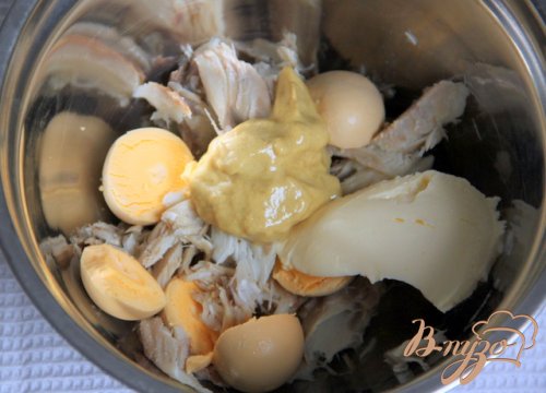 Яйца, фаршированные паштетом из скумбрии Яйца, фаршированные паштетом из скумбрии