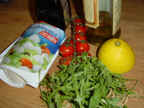 Салат с рукколой, моцареллой, помидорами-черри в корзиночке Салат с рукколой, моцареллой, помидорами-черри в корзиночке