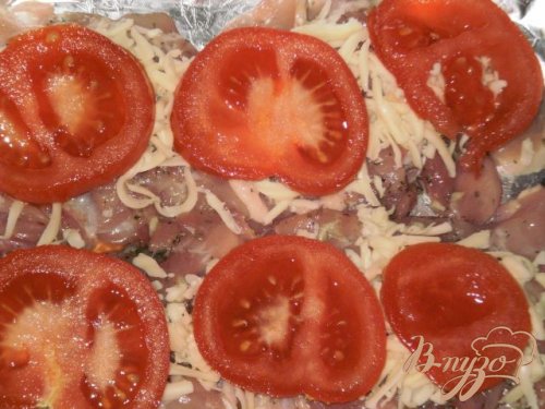 Мясо запеченное с сыром и помидорами в фольге Мясо запеченное с сыром и помидорами в фольге