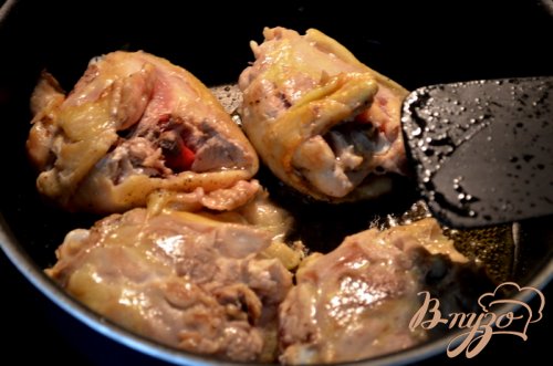 Куриные бедрышки в уксусно-чесночном соусе Куриные бедрышки в уксусно-чесночном соусе