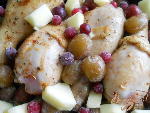 Ножки куриные, запеченные с ягодами и фруктами Ножки куриные, запеченные с ягодами и фруктами