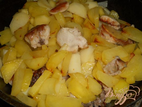 Картофель, жареный с курицей и луком Картофель, жареный с курицей и луком