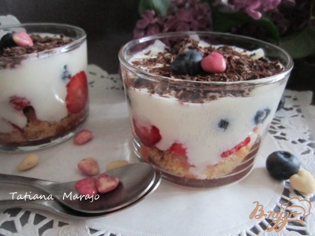 десерт з ягодами і йогуртом. як приготувати з фото
