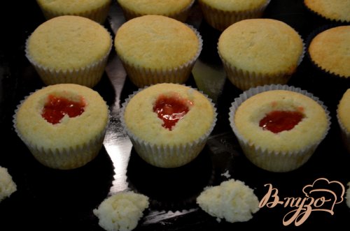 Капкейки с клубничной начинкой и клубничным кремом Капкейки с клубничной начинкой и клубничным кремом