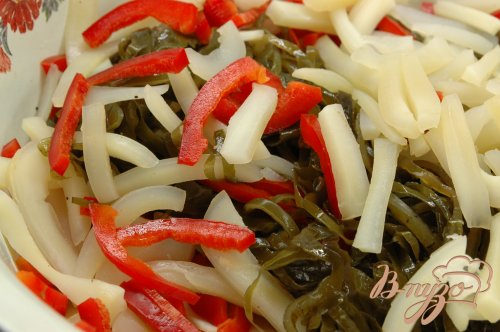 Салат из морской капусты, кальмара и перца Салат из морской капусты, кальмара и перца