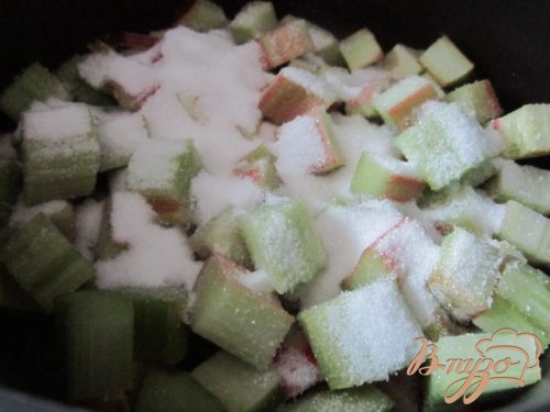 Творожный десерт с ревенем и кусочками банана Творожный десерт с ревенем и кусочками банана