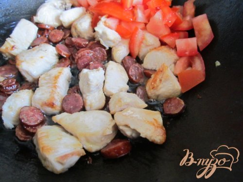Рис с куриным мясом и копчеными колбасками Рис с куриным мясом и копчеными колбасками
