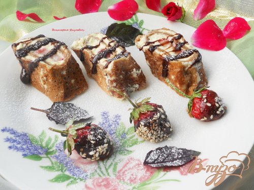 Сладкие роллы из шоколадных блинчиков с клубникой и лимонным курдом Сладкие роллы из шоколадных блинчиков с клубникой и лимонным курдом