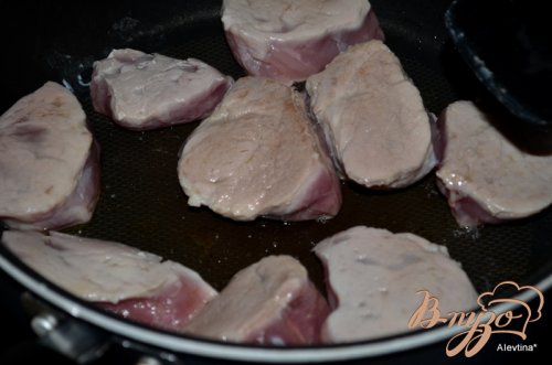 Свиные медальоны с розмарином и грибами Свиные медальоны с розмарином и грибами