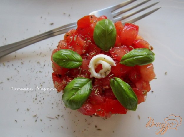 Салат з помідорами, моцарелою і тунцем. як приготувати з фото