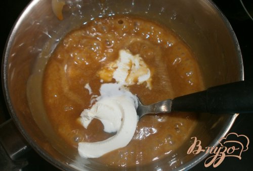 Банановый десерт с соусом из ирисок Банановый десерт с соусом из ирисок