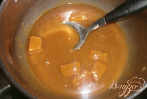 Банановый десерт с соусом из ирисок Банановый десерт с соусом из ирисок