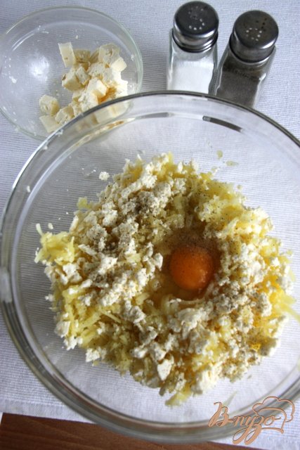 Картофельные котлеты с брынзой в полента-панировке Картофельные котлеты с брынзой в полента-панировке