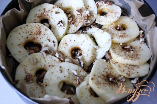 Шарлотка с яблоками и орехами на сгущённом молоке Шарлотка с яблоками и орехами на сгущённом молоке