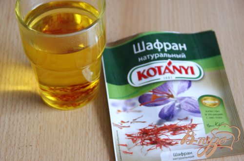 Фокачча с шафраном, луком, чесноком и маслинами Фокачча с шафраном, луком, чесноком и маслинами