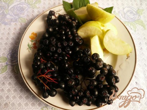 Компот из черноплодной рябины с яблоком и мятой Компот из черноплодной рябины с яблоком и мятой
