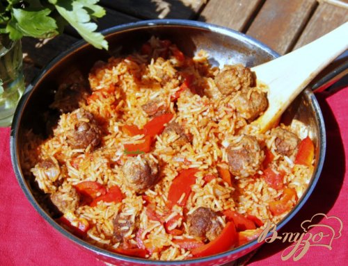 Рисовая сковорода с мясными шариками и паприкой Рисовая сковорода с мясными шариками и паприкой