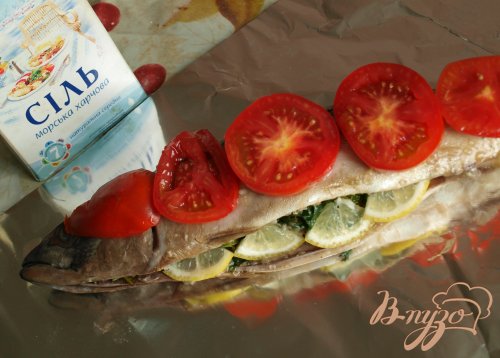 Скумбрия запечённая в фольге с помидорами и зеленью Скумбрия запечённая в фольге с помидорами и зеленью