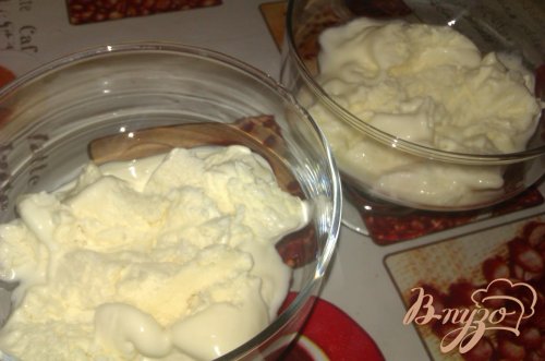 Банановый десерт с мороженым и печеньем Банановый десерт с мороженым и печеньем