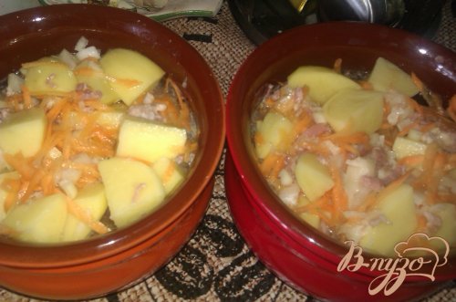 Картофель с тушенкой в горшочках Картофель с тушенкой в горшочках