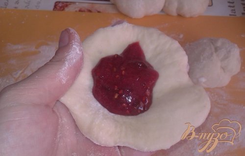 Булочки с малиновым вареньем Булочки с малиновым вареньем