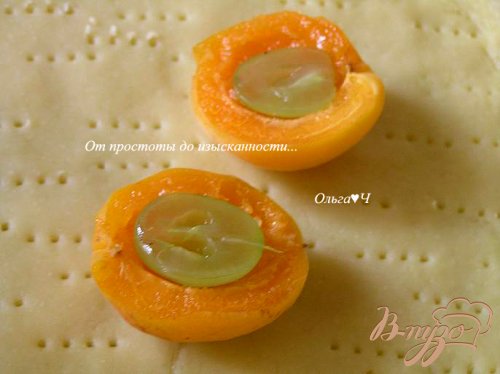 Нежный пирог с абрикосами и виноградом Нежный пирог с абрикосами и виноградом