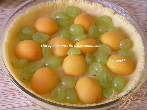 Нежный пирог с абрикосами и виноградом Нежный пирог с абрикосами и виноградом