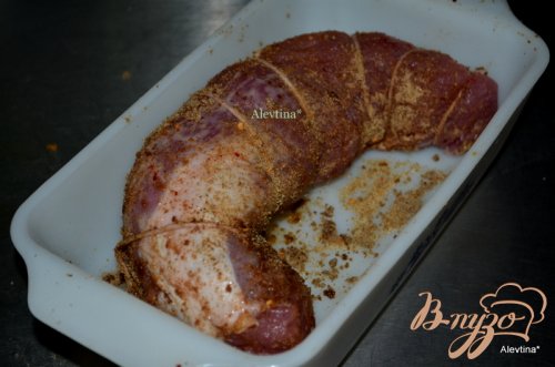 Свиная вырезка с фруктово-ягодной начинкой и апельсиновым соусом Свиная вырезка с фруктово-ягодной начинкой и апельсиновым соусом