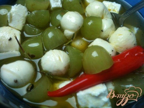 Маринованный виноград с сыром Маринованный виноград с сыром