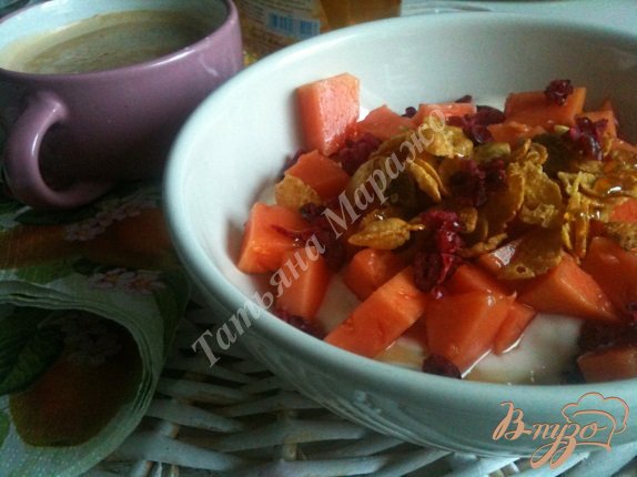 хрусткий сніданок з шматочками папайї. як приготувати з фото