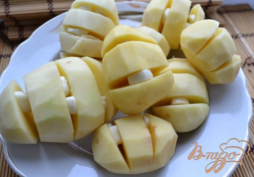 Картофель, запеченный с чесноком Картофель, запеченный с чесноком