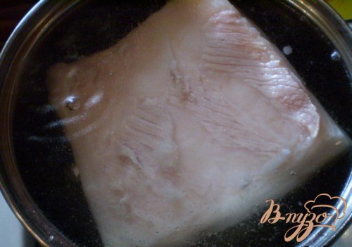 Вареное сало с чесноком Вареное сало с чесноком