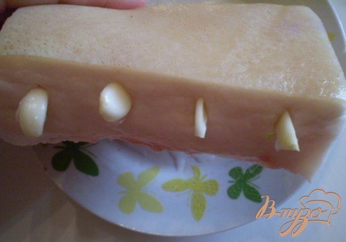 Вареное сало с чесноком Вареное сало с чесноком