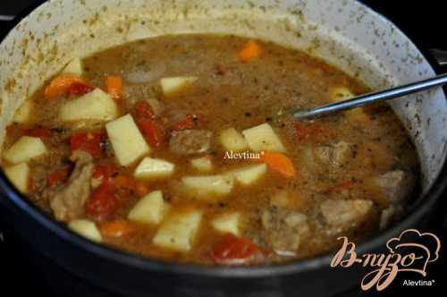 Тушеная говядина с перловкой и овощами Тушеная говядина с перловкой и овощами