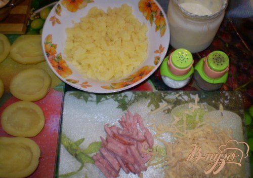 Картофель фаршированный сыром и колбасой Картофель фаршированный сыром и колбасой