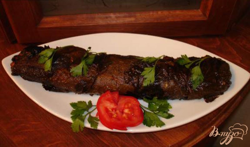 Куриный рулет с карри, сыром и грибами, завернутый в виноградные листья Куриный рулет с карри, сыром и грибами, завернутый в виноградные листья