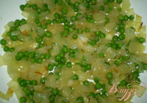 Омлет с зеленым горошком, луком и сыром Омлет с зеленым горошком, луком и сыром
