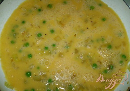 Омлет с зеленым горошком, луком и сыром Омлет с зеленым горошком, луком и сыром