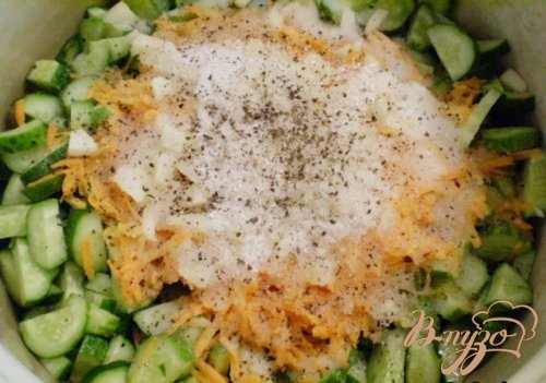 Огуречный салат с морковью и чесноком Огуречный салат с морковью и чесноком