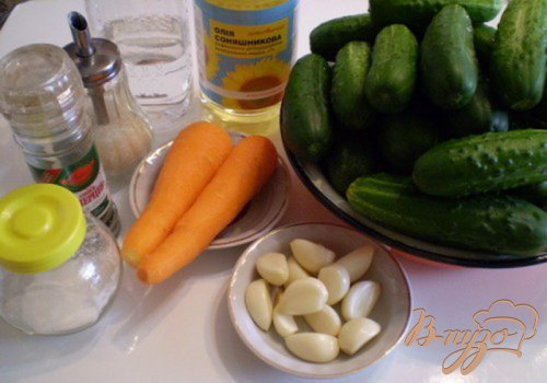 Огуречный салат с морковью и чесноком Огуречный салат с морковью и чесноком